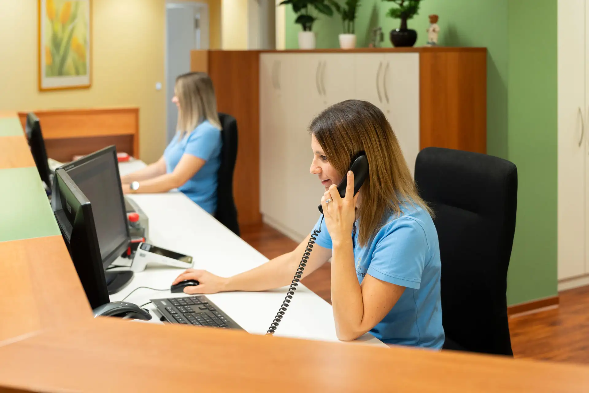 MFA telefoniert an der Anmeldung, eine andere MFA arbeitet im Hintergrund